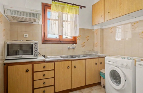 Mpatsi Apartment | Apartment 'Grand Seaside Loft' with Shared Garden and Wi-Fi