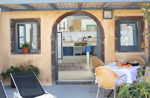 Finikia Apartment | Apartment in A Hotel 'Luxury Winery Cave' with Wi-Fi and Air Conditioning