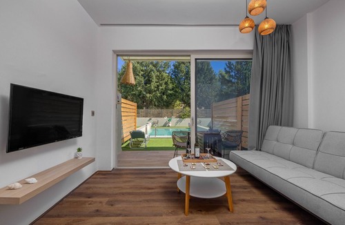 Archangelos Apartment | Apartment 'Mb Luxury Suites Charaki No 6' with Private Pool, Wi-Fi and Air Conditioning