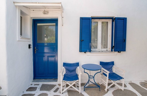 Parikia Apartment | Apartment 'Studio 4' with Shared Garden, Wi-Fi and Air Conditioning
