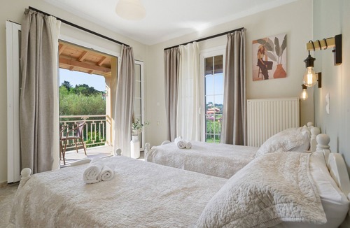 Peroulades Apartment | Apartment 'Villa Logas 2' with Mountain View, Wi-Fi and Air Conditioning