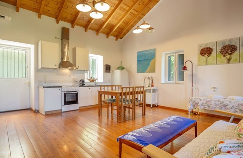 Marantochori Apartment | Apartment 'Zoe' with Mountain View, Wi-Fi and Air Conditioning