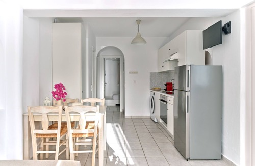 Piso Livadi House | Apollo | 2 Bedroom Apartment with Patio, Cleopatra Homes Paros