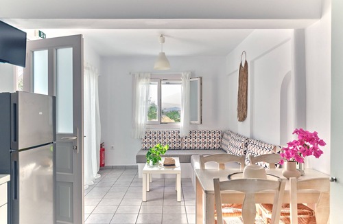Piso Livadi House | Apollo | 2 Bedroom Apartment with Patio, Cleopatra Homes Paros