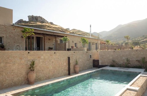 Archanes-Asterousia Bed & Breakfast | Athos Retreat - Birds Nest Suite