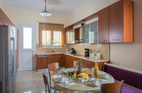 Petaloudes Villa | Beachclose, Private Pool, Gym: Sunny Breeze Villa