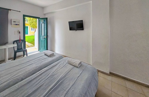 Kavos Hotel | Beachfront Twin Room with Terrace at Agnes Beachfront Hotel
