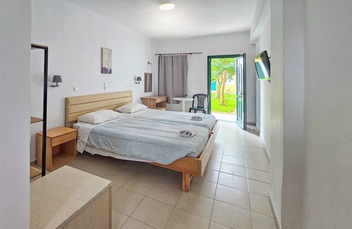 Kavos Hotel | Beachfront Twin Room with Terrace at Agnes Beachfront Hotel