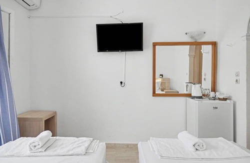 Kavos Bed & Breakfast | Bed and Breakfast 'The Kavos Sandy Inn-Double Room' with Shared Pool, Wi-Fi and Air Conditioning