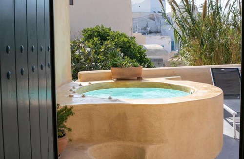Finikia Apartment | Casa Itaca luxury apartments with private jacuzzi and sea view in Finikia - Oia