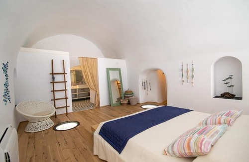Finikia Apartment | Casa Itaca luxury apartments with private jacuzzi and sea view in Finikia - Oia