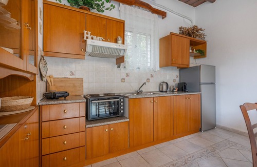 Pefki Apartment | Casa Mouliana Apartment with Mountain View, Wi-Fi and Air Conditioning