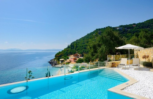 Katavolos Villa | Contemporary Villa with Sea Views & Glorious Master Suite near Kaminaki