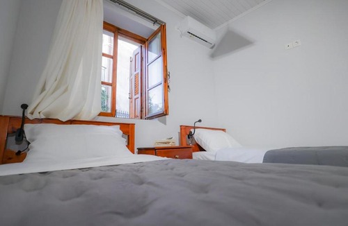 Koroni Apartment | Corvus Corone