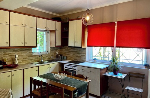 Ilida Apartment | Cottage House, garden & lawn