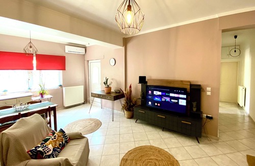 Ilida Apartment | Cottage House, garden & lawn