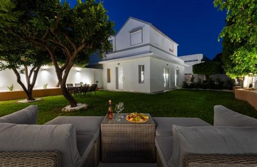 Petaloudes Apartment | Duo Verde Celine Garden Apartment