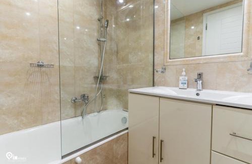 Aigaleo Apartment | Emeralds - Premium & Modern Stay in Egaleo-Athens