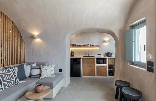 Oia Apartment | Exotic Cave Suite with Hot Tub and Sea view by Caldera Houses