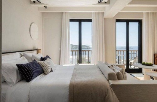 Drafaki Hotel | Exquisite Suite Near Windmills with Panoramic Aegian Views and Swimming Pool