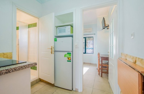 Dafnata Apartment | Family Apartment with Sea View and Shared Pool