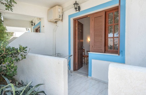 Amoopi Apartment | 'Family Room with Separate Bedrooms' with Sea View and Shared Pool