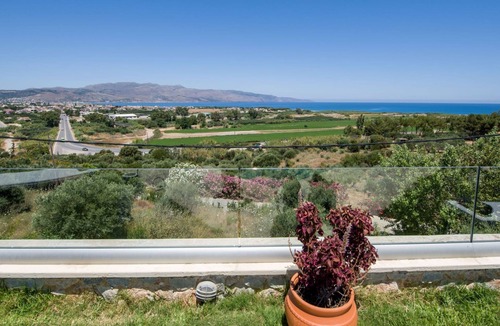 Kolymbari House | Ferienvilla mit Garten, Grill und Terrasse by Interhome