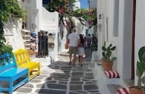 Piso Livadi Apartment | For travelers who wish to get to know Paros and the island's hidden treasures.