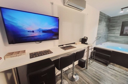 Kinosargous Apartment | Grand Jacuzzi Suite · 180m Metro · Near Acropolis