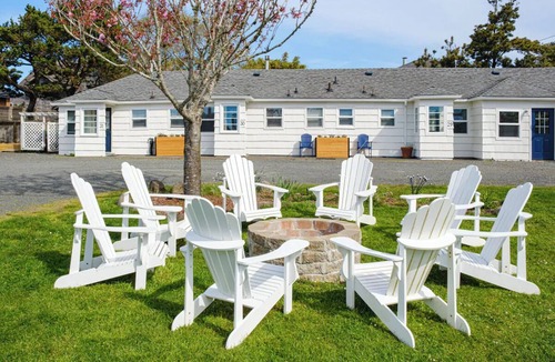 Downtown Cannon Beach Hotel | Hearthstone Inn - Clark Queen Room at Cannon Beach Hotel Collection!
