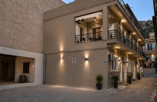 Salamis House | Holiday Home 'Domenica Apartment' with Mountain View, Wi-Fi and Air Conditioning