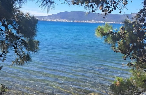 Salamis House | Holiday Home 'Domenica Apartment' with Mountain View, Wi-Fi and Air Conditioning