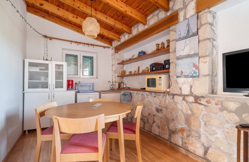 Evgiros House | Holiday Home 'Lainaki' with Sea View, Wi-Fi and Air Conditioning