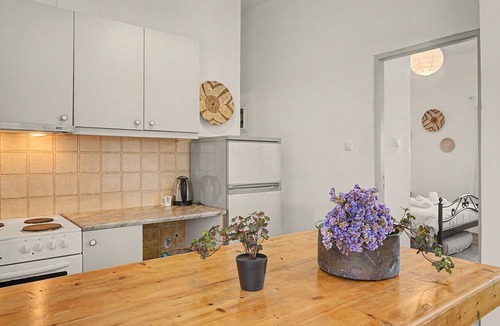 Kea House | Holiday Home 'The By The Sea' with Shared Garden, Balcony and Wi-Fi
