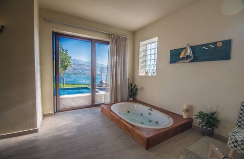 Pitharion Villa | Istros Villa I, Pool, BBQ & Heated Spa Whirlpool