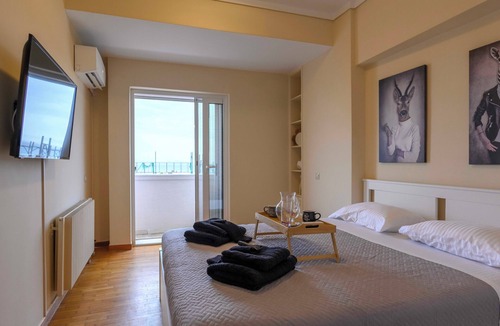 Mikrolimano Apartment | Kastella's Amazing Islandic View