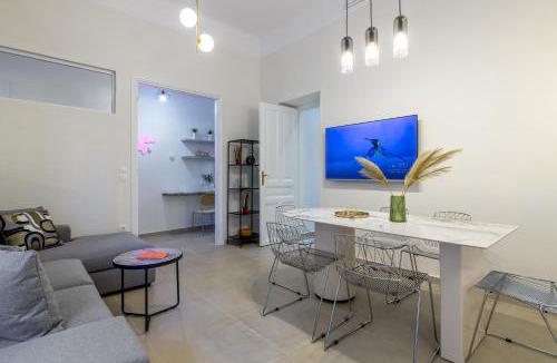 Koukaki Villa | Koukaki Cielo Villa10 -Pvt Yard 3BR 8ppl -10min Metro Acropolis