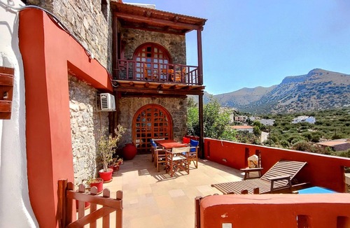 Mavrikiano House | Kretisches Steinhaus mit Gemeinschaftspool by Interhome