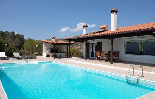 Loutraki-Agioi Theodoroi Villa | Lahtagas Estate - Private Pool & Sea View - Nature