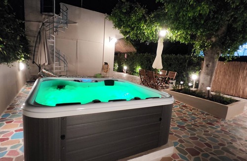 Malia House | Lovely 2-bedroom for up to 5 person house with AC and jacuzzi in beautiful Malia