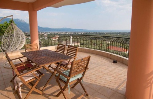 Katsaraiika Apartment | Lovely 3-bedroom rental unit with alluring views