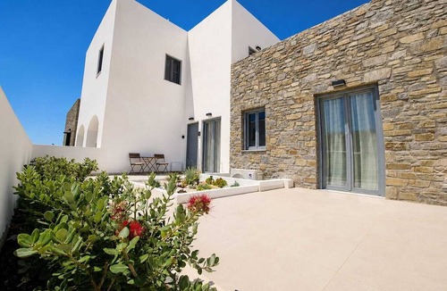 Aliki Apartment | Luxurious apartment in the heart of the village with easy beach access