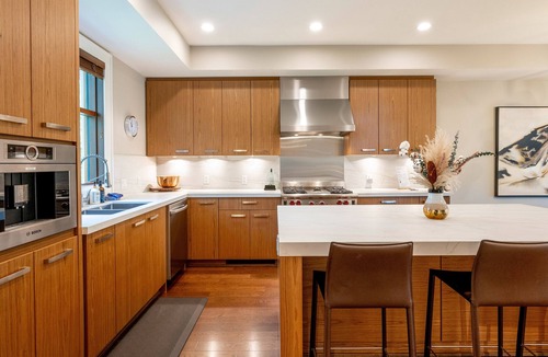 Whistler House | Luxury 4 BR | AC | Double Garage | Private Hot Tub | Mountain Views | Managed By Aloha Whistler