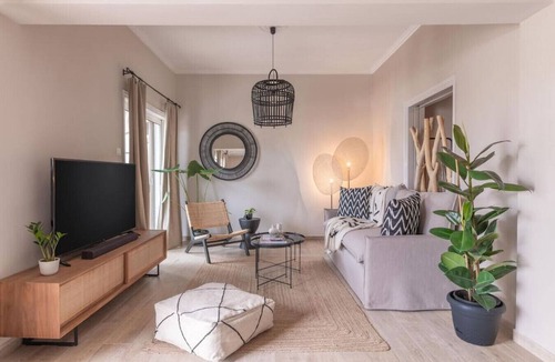 Pasalimani Apartment | Minimal Retreat w/Watercoloured Sunset View