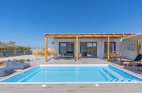 Kokkini Chani House | Notias- An Intimate Comfort Stay with Garden and Pool