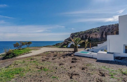 Kamari Apartment | Pure Seaside Calm, Far from Santorini’s Crowds