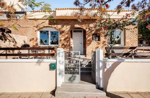 Nea Chora Villa | Sea Front 1 min walk to Shore Town House