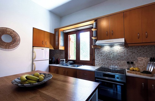 Kolymvari Apartment | SeawoodBreeze, 3BR with Pool, Garden & BBQ near beach