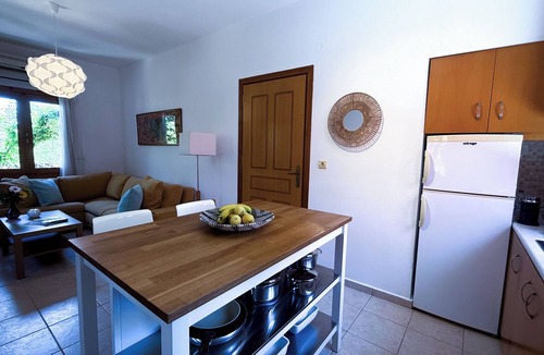 Kolymvari Apartment | SeawoodBreeze, 3BR with Pool, Garden & BBQ near beach