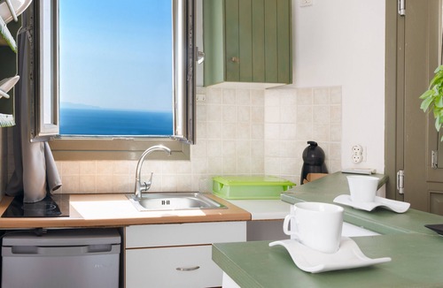 Sikinos Apartment | Sifnos Apartment – Pet-Friendly with Sea View and Hot Tub